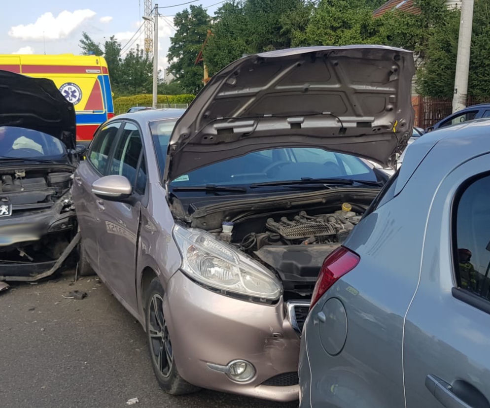 Potężna kraksa w Nowym Sączu. Zderzyły się cztery samochody i rower