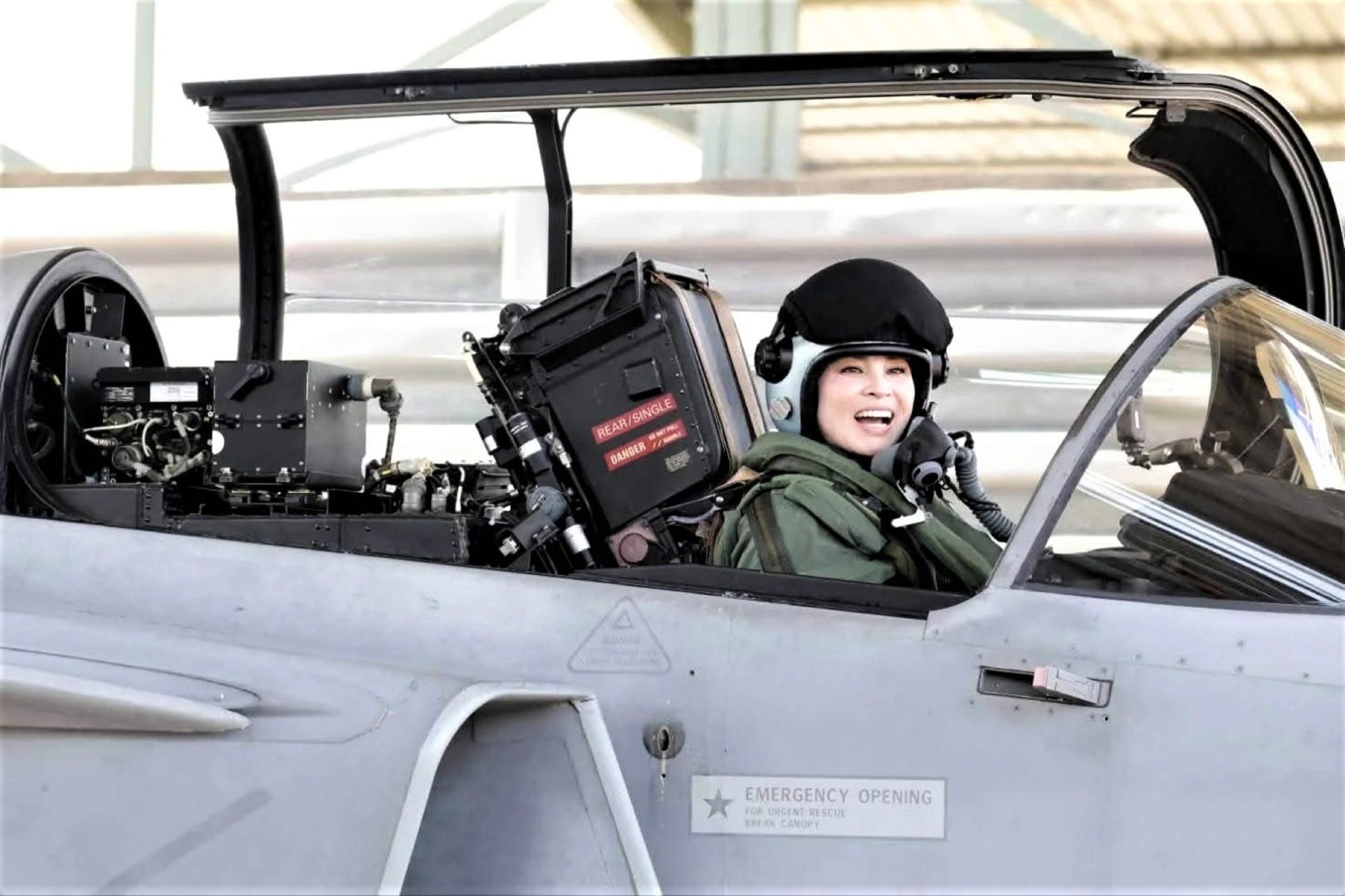 Pierwszy samodzielny lot królowej Tajlandii za sterami myśliwca Gripen