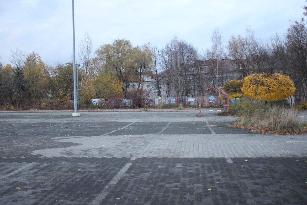 Dawny supermarket Auchan w Dąbrowie Górniczej już nie będzie straszył