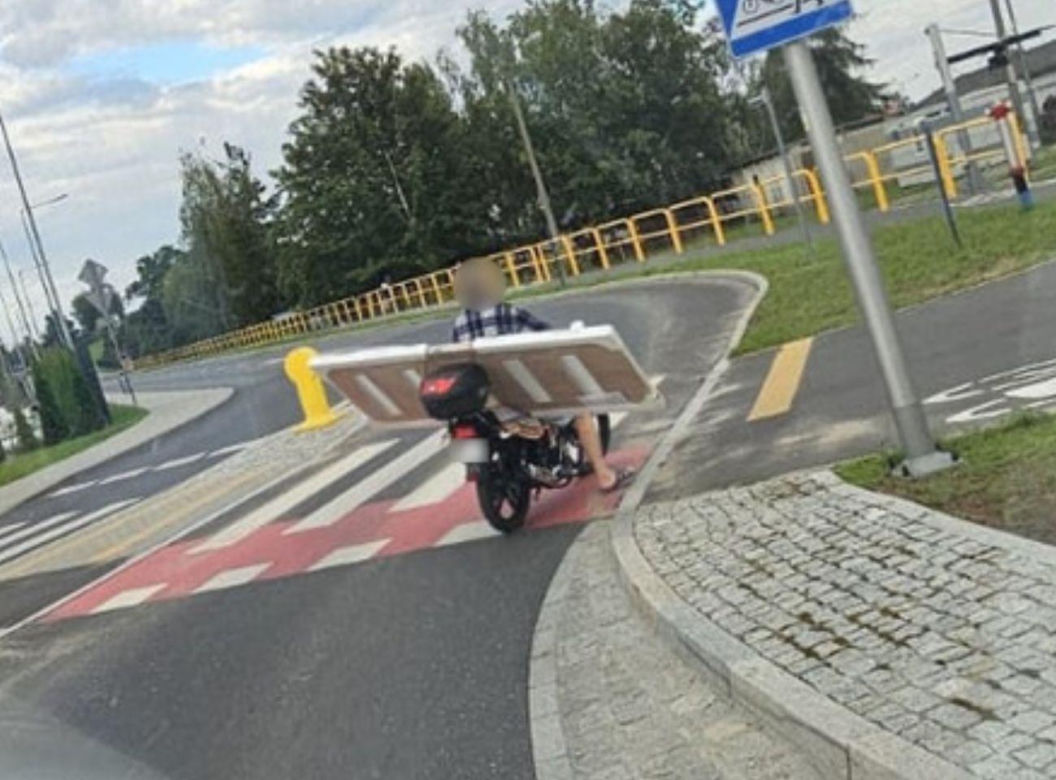 Załadował drzwi na motorower i ruszył w miasto. Nawet policjantów zdziwił ten widok