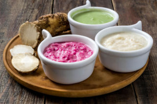 Znudziła Ci się ćwikła? Ten zielony sos chrzanowy to hit, który odmieni smak wielkanocnych jajek i wędlin!