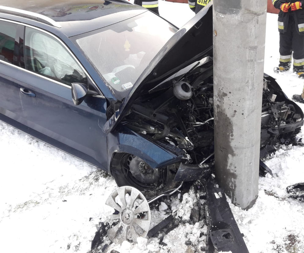 Zabrzeż. Skoda WBIŁA SIĘ w betonowy słup. Uwaga na śliskie drogi!