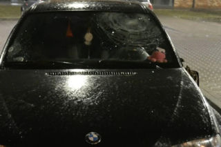 Ojciec z synem uszkodzili auto w Gostyniu. W środku byli ludzie [ZDJĘCIA]