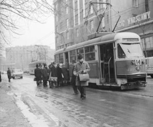 Metrowe zaspy i wielki mróz. Tak dawniej wyglądała zima w Warszawie