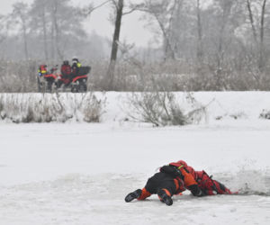 Gdy załamie się lód. Co robić, by uratować siebie lub kogoś, gdy wpadnie do wody?