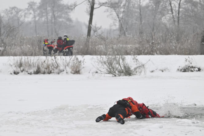 Gdy załamie się lód. Co robić, by uratować siebie lub kogoś, gdy wpadnie do wody?
