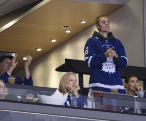 Justin Bieber i Hailey Bieber na meczu hokeja