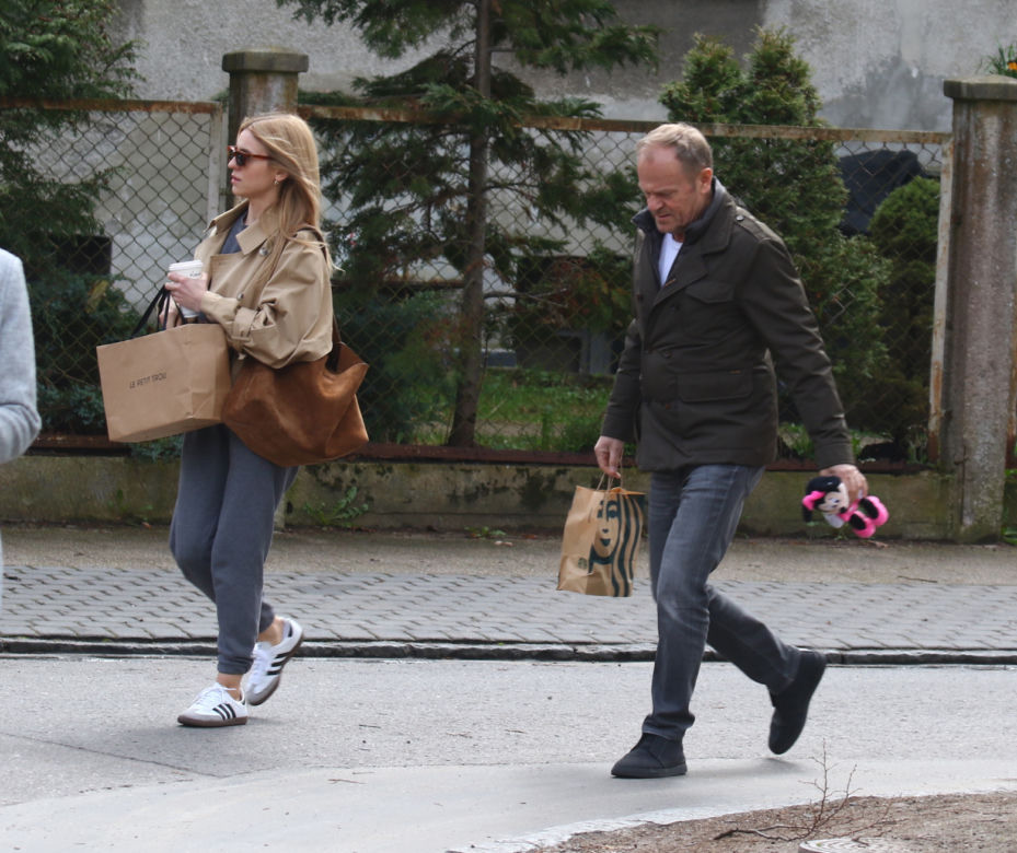 Donald Tusk z Myszą Minnie w rękach