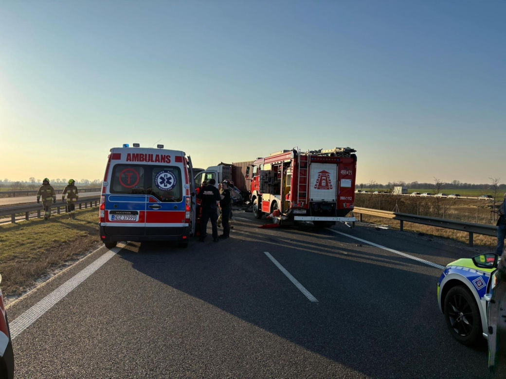 Groźny wypadek dwóch ciężarówek na S7