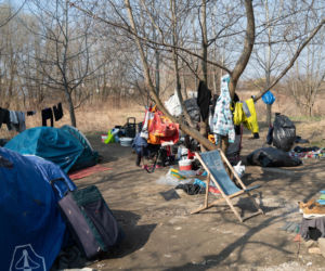 Ich dom to namiot w rezerwacie. Jak Paweł, Agnieszka i Zbyszek zorganizowali życie w cieniu mostu?