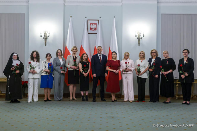 Marta Nawrocka w czerwieni