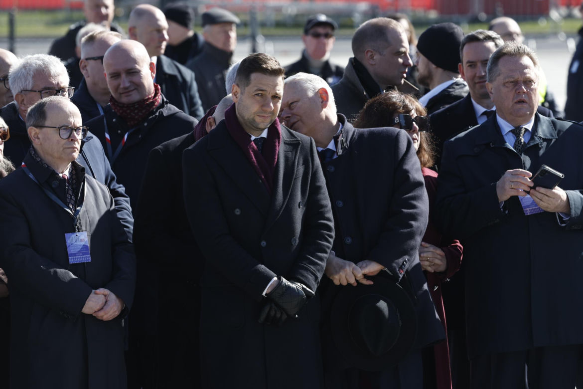 Rocznica katastrofy smoleńskiej. Prezydent Nawrocki uczcił pamięć zmarłych