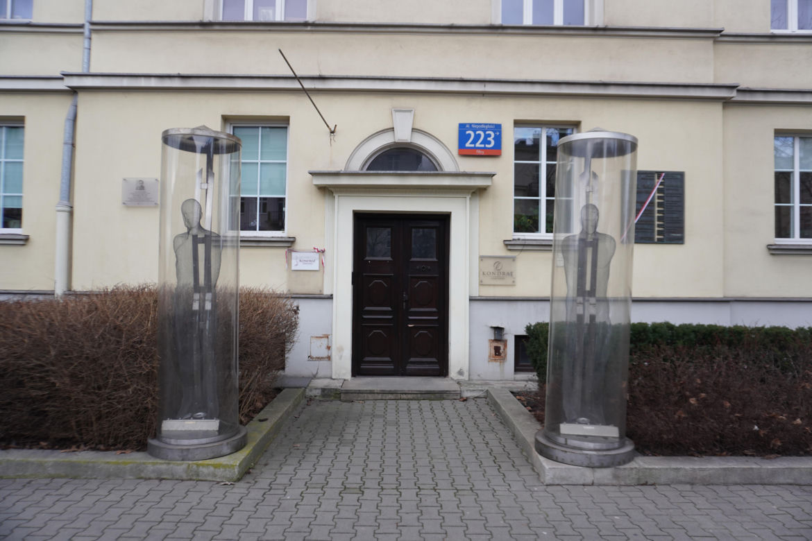 Instalacja znajduje się przy wejściu do kamienicy w Alei Niepodległości pod numerem 223