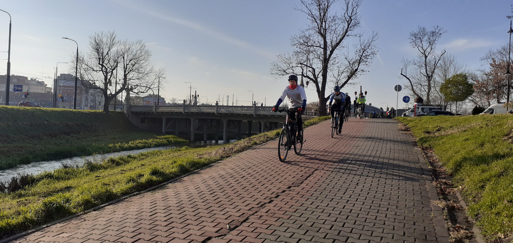 Lubelscy rowerzyści wyruszyli. Pokonają 103 kilometry w 103. rocznicę odzyskania niepodległości [GALERIA]