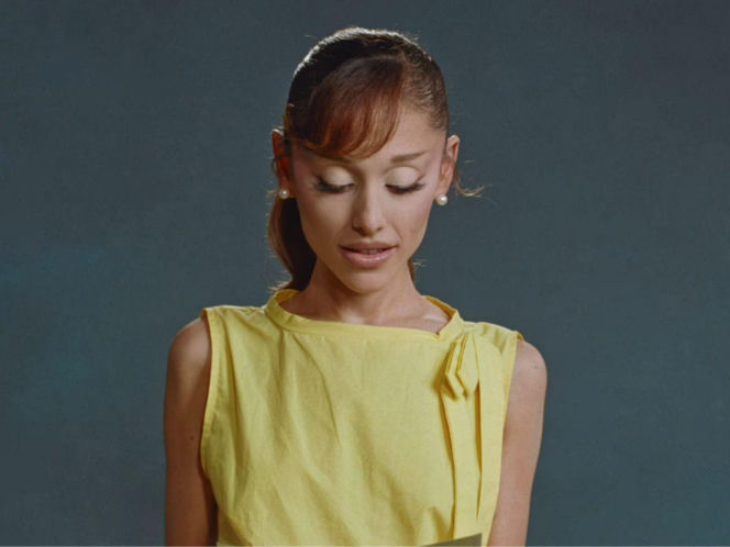 Ariana Grande w teledysku do "petal"
