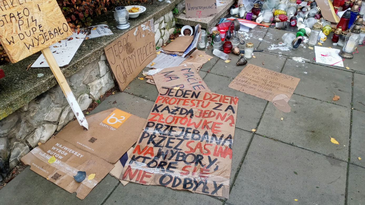 Chryzantemy i znicze pod siedzibą PiS w Szczecinie