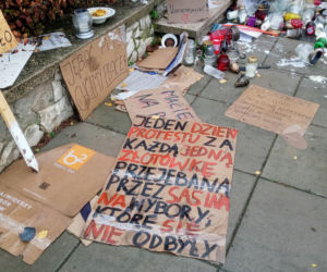 Chryzantemy i znicze pod siedzibą PiS w Szczecinie