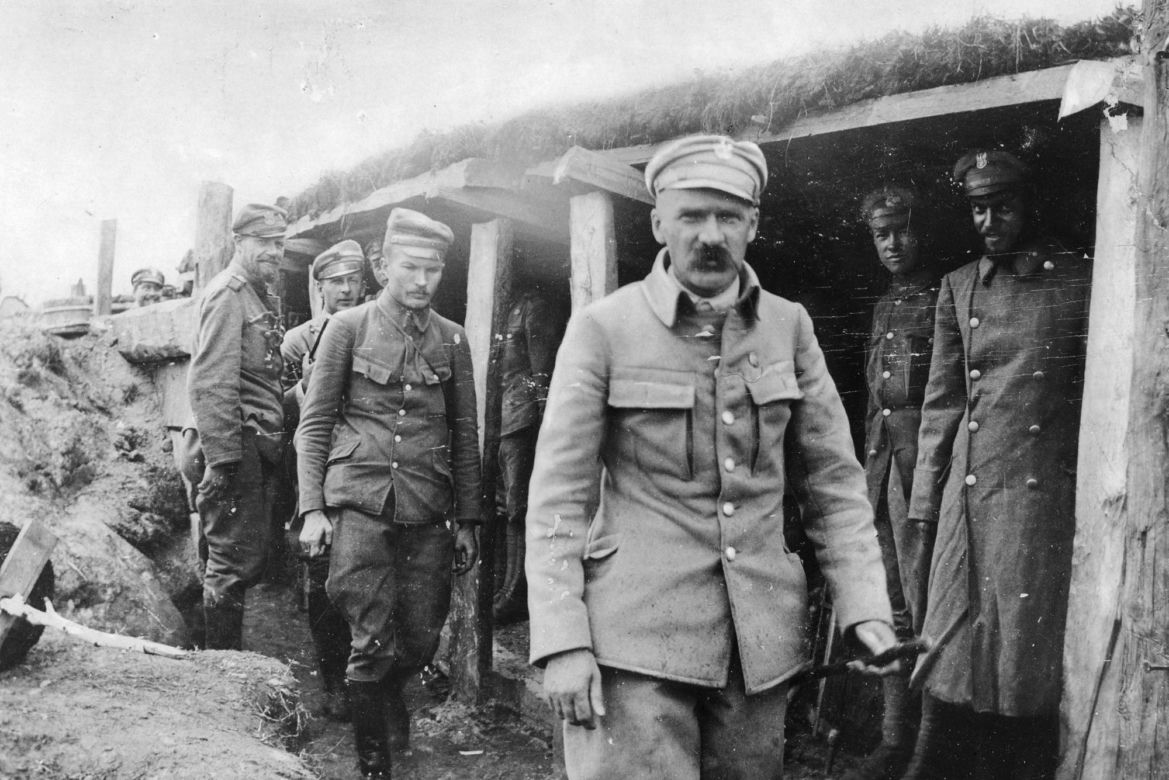 Sierpień 1916 r., Józef Piłsudski w okopach 1. Pułku Piechoty I Brygady Legionów podczas walk. 