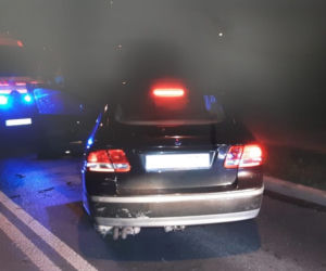 Łódź: uciekając przed policją uderzyła w drzewo. Kobieta była pijana i... poszukiwana