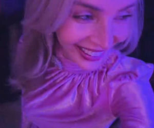 Tak różowiutka Woźniak-Starak weszła w Nowy Rok. Ale błyszczała z telefonem w dłoni!