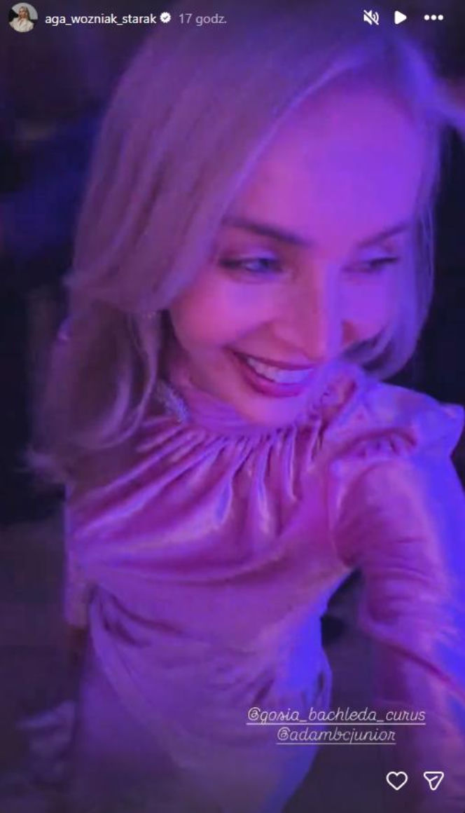 Tak różowiutka Woźniak-Starak weszła w Nowy Rok. Ale błyszczała z telefonem w dłoni!