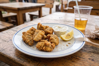 Widzisz w menu mlecz ze śledzia? Nie wahaj się ani chwili. To rarytas, na który koneserzy polują cały rok