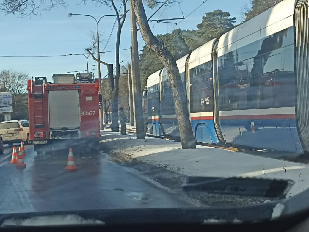 Bydgoszcz. Wypadek na ul. Nakielskiej. Tramwaj potrącił mężczyznę