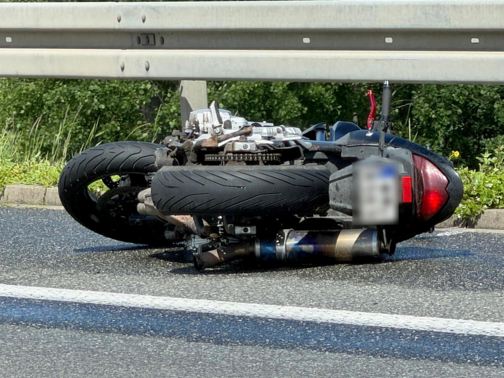 Motocyklista huknął w bariery na wiadukcie. 34-latek zginął na miejscu