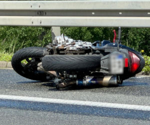 Motocyklista huknął w bariery na wiadukcie. 34-latek zginął na miejscu