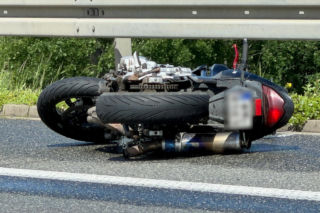 Motocyklista huknął w bariery na wiadukcie. 34-latek zginął na miejscu