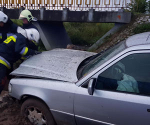 Podlaskie. Mercedes utknął w glinie. Strażacy musieli odkopać kierowcę