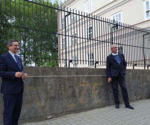 Napis „TV łże” na murze przy ul. Kopernika pochodzący z lat 80. ubiegłego wieku został zabezpieczony