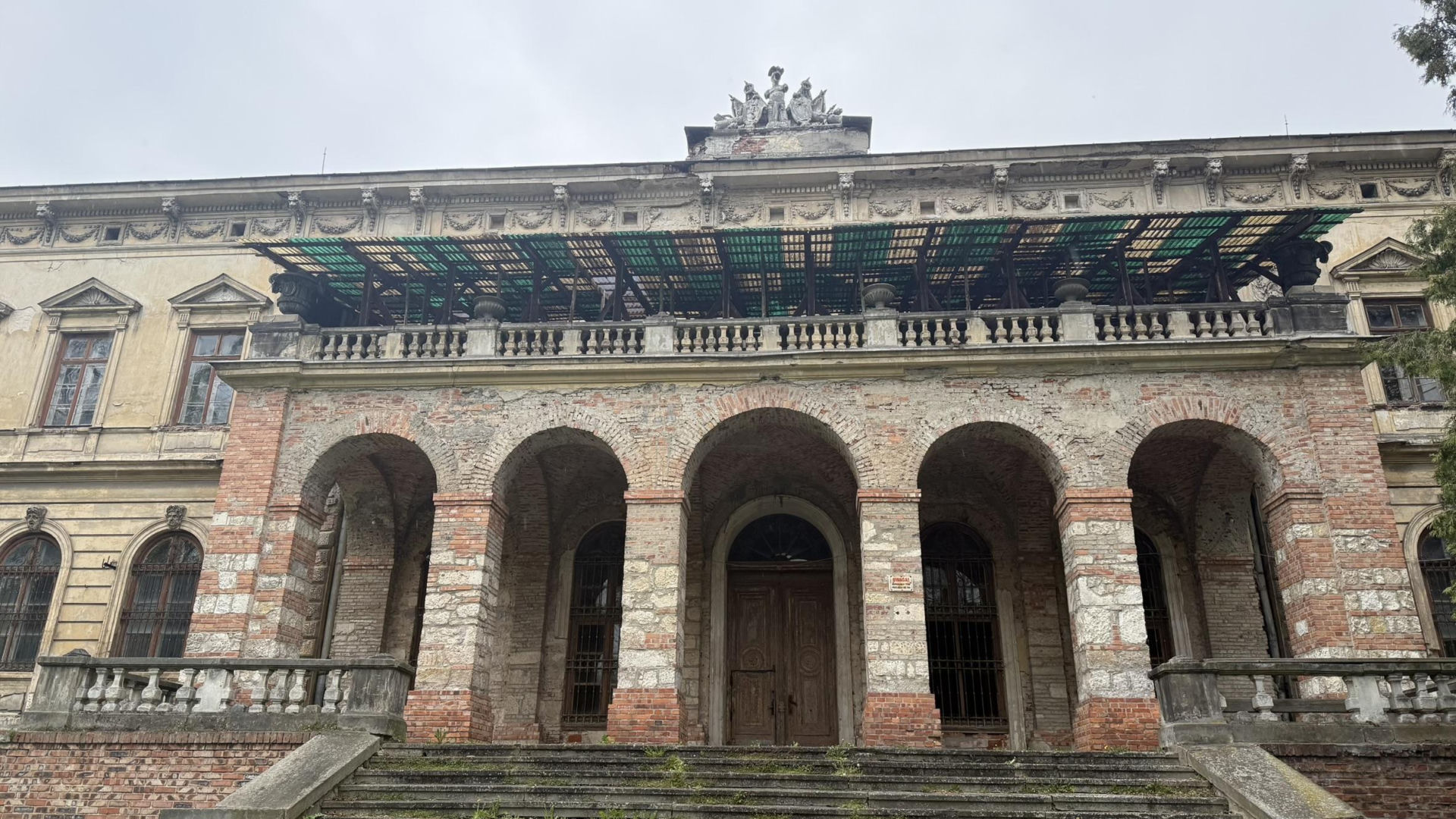 Pałac w Pilicy, wspaniała rezydencja która od dekad popada w ruinę