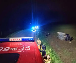 Taksówka wypadła z drogi i dachowała pomiędzy miejscowościami Borki Siedleckie i Przygody. W wypadku poszkodowane zostały dwie osoby