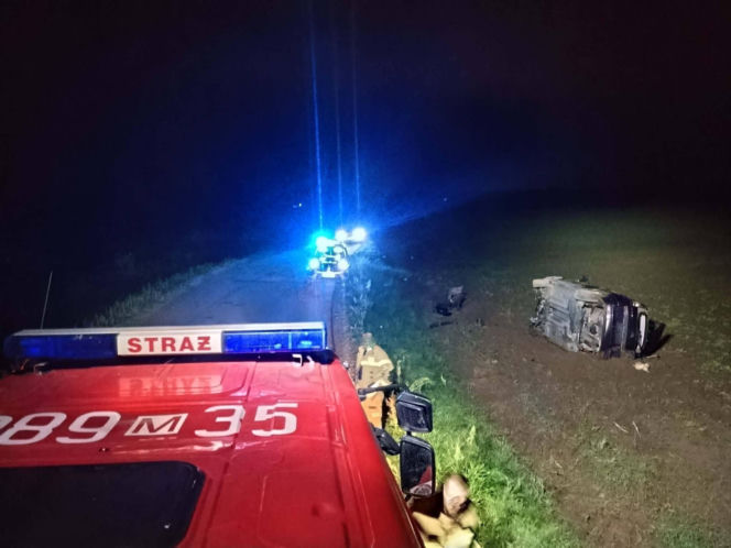 Taksówka wypadła z drogi i dachowała pomiędzy miejscowościami Borki Siedleckie i Przygody. W wypadku poszkodowane zostały dwie osoby