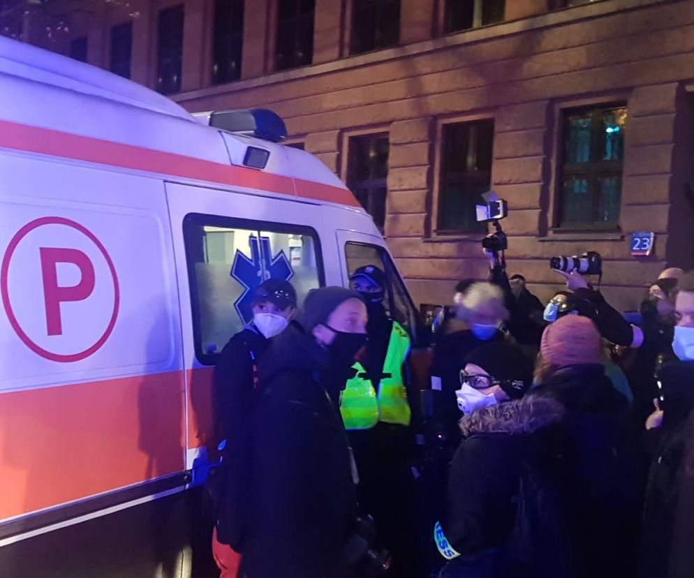 Protestująca przykleiła się do podłoża 