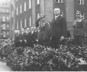 Uroczystości 3 Maja na starych fotografiach. Wielkie defilady i piękne stroje! [ZDJĘCIA]