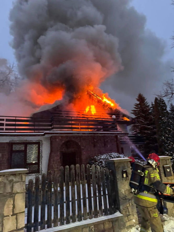 Suchedniów. Pożar domu jednorodzinnego w Nowy Rok [ZDJĘCIA]