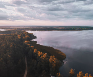Szeroki Ostrów. Rajski półwysep na największym jeziorze w Polsce. Widoki niesamowite! 