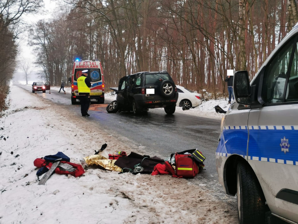 Dziecko poszkodowane w wypadku dwóch samochodów między Niechłodem a Piotrowicami 