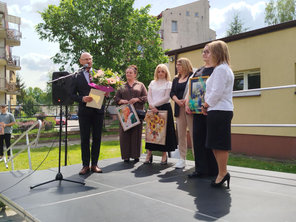 Przez lata ŚDS w Siedlcach działał w dwóch lokalizacjach, teraz już oficjalnie funkcjonuje w jednym miejscu, w budynkach dostosowanych do potrzeb osób z niepełnosprawnościami. 