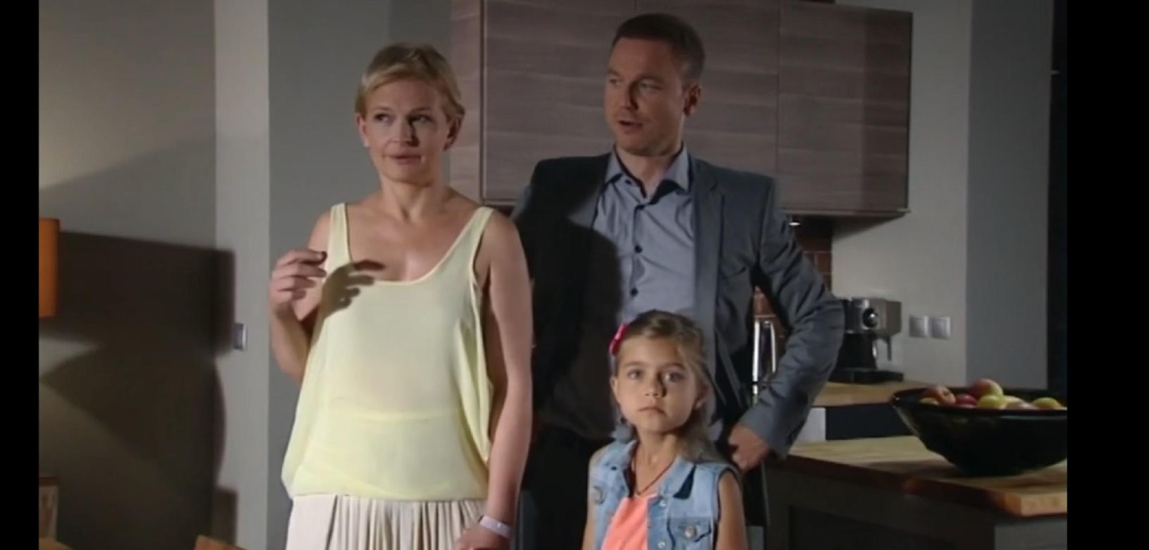 M jak miłość odc. 960. Andrzej Budzyński (Krystian Wieczorek), Marta (Dominika Ostałowska), Ania (Julia Paćko) - 2013 r.