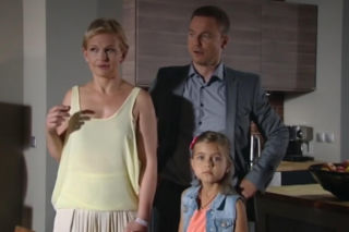 M jak miłość odc. 960. Andrzej Budzyński (Krystian Wieczorek), Marta (Dominika Ostałowska), Ania (Julia Paćko) - 2013 r.