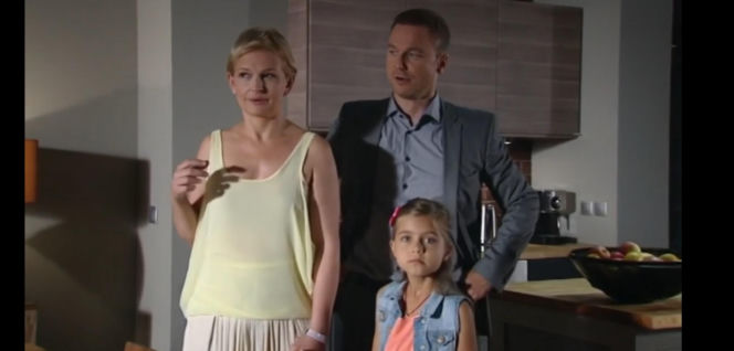 M jak miłość odc. 960. Andrzej Budzyński (Krystian Wieczorek), Marta (Dominika Ostałowska), Ania (Julia Paćko) - 2013 r.