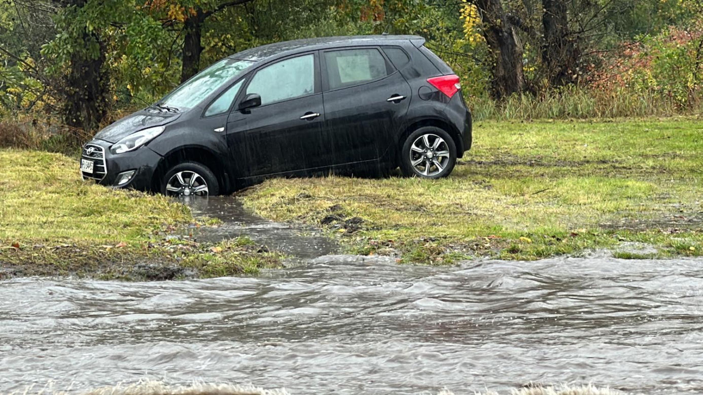 Pogodowy armagedon w Warszawie. Ulice jak rzeki, auta grzęzną w błocie
