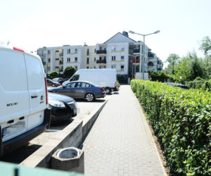 Wandal zdewastował ponad 20 aut