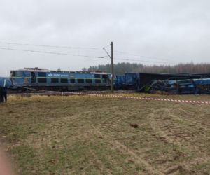 Zderzenie TIR-a z pociągiem! Wykoleiło się 8 wagonów, nie żyje kierowca TIR-a