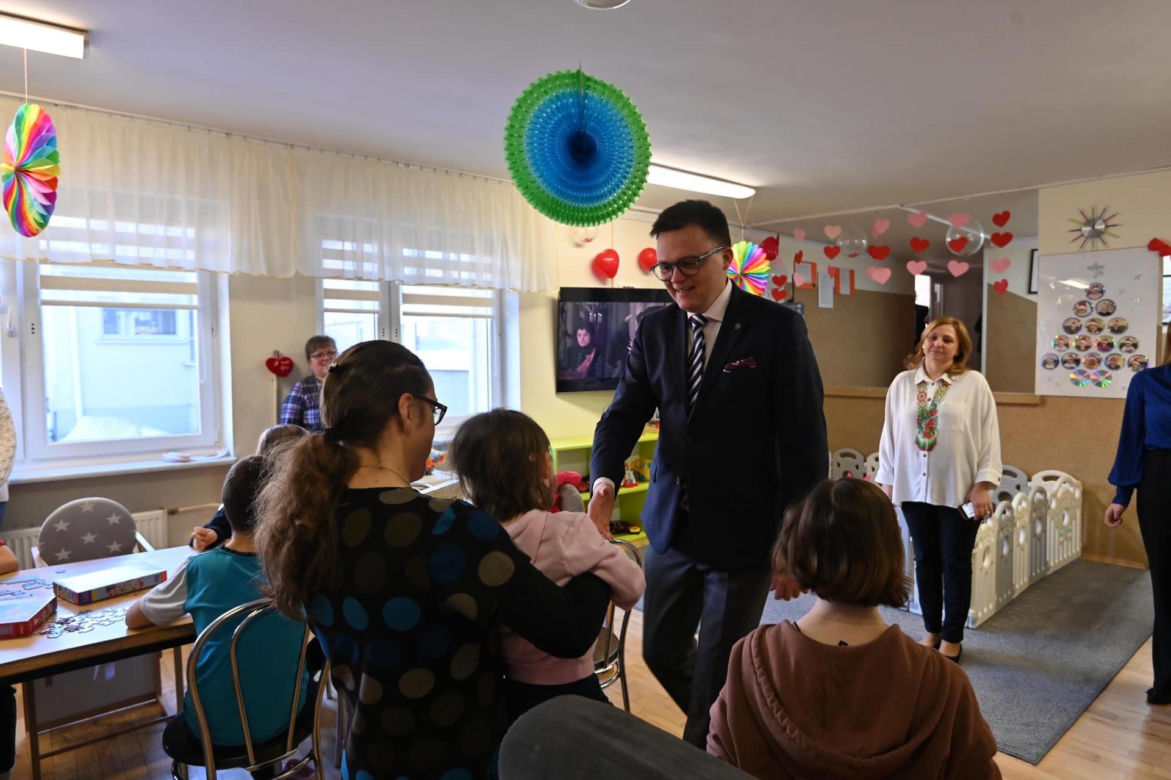 Hołownia powrócił w rodzinne storny. nie uwierzysz jaki został prezent!