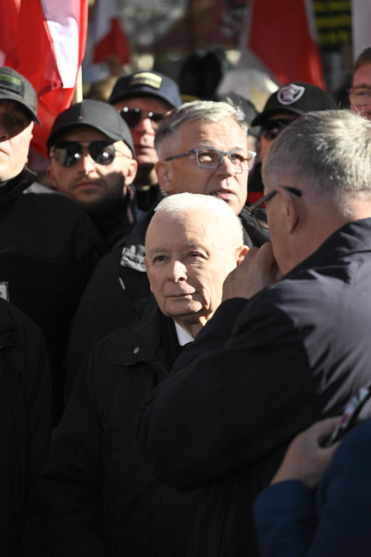 Jarosław Kaczyński w trakcie protestu przed Trybunałem Konstytucyjnym