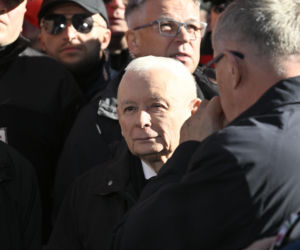 Jarosław Kaczyński w trakcie protestu przed Trybunałem Konstytucyjnym
